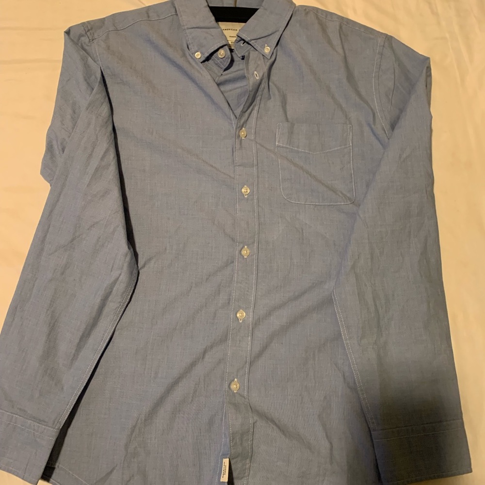 Size M American Eagle Button down mens long sleeve. Light blue